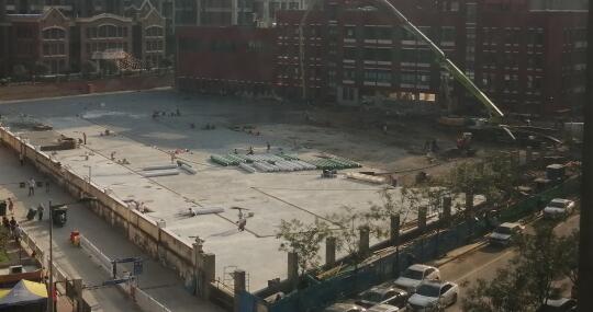 10天時(shí)間，一座學(xué)校塑膠跑道，建設(shè)完成