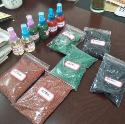 塑膠跑道原材料進行現(xiàn)場取樣，取樣檢測材料分別是：黑色顆粒，紅色顆粒，綠色顆粒，紅色面漆，綠色面漆，膠水。